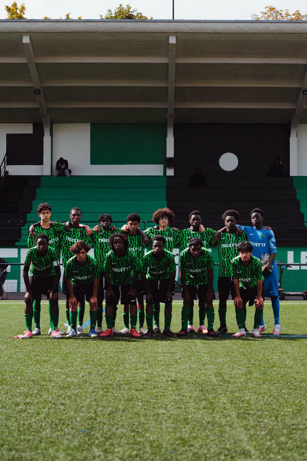 Équipe U16 du Montreuil Football Club avant son premier match de championnat R3
